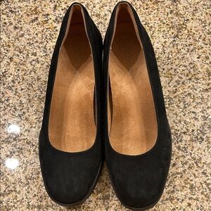 Vionic Sereno (Mismatch size sz 8.5 & 9)